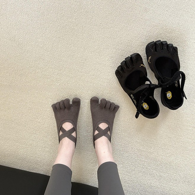 Pilates Yoga Grip Socks - ถุงเท้าโยคะแบบไขว้สำหรับผู้หญิง ป้องกันการลื่นด้วยซิลิโคน ระบายอากาศได้ดี เหมาะสำหรับพิลาทิส บาร์เร ฟิตเนส